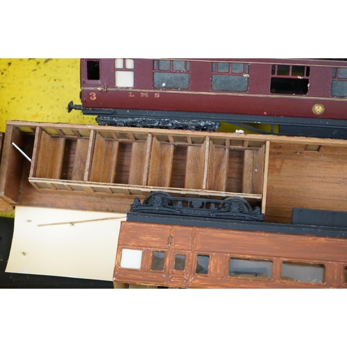 136 - Six O gauge kit built coaches to include plastic and wooden examples, condition varies with some par... 