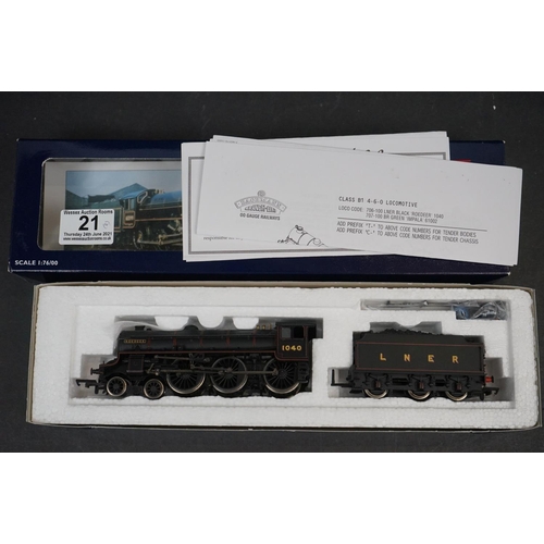 21 - Two boxed Bachmann OO gauge locomotives to include 31-706 B1 104D Roedeer LNER Lined Black (w/o Gene... 