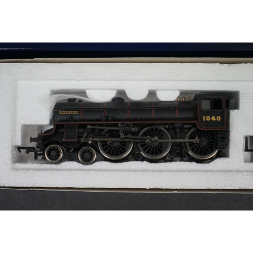 21 - Two boxed Bachmann OO gauge locomotives to include 31-706 B1 104D Roedeer LNER Lined Black (w/o Gene... 