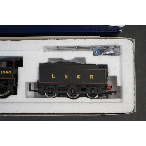 21 - Two boxed Bachmann OO gauge locomotives to include 31-706 B1 104D Roedeer LNER Lined Black (w/o Gene... 