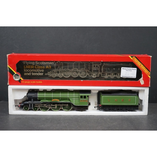 23 - Two boxed Hornby OO gauge locomotives to include R855 LNER Loco Flying Scotsman and R866 LNER B12 Lo... 