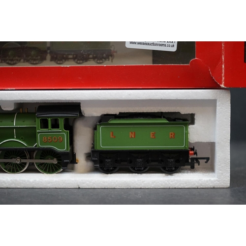 23 - Two boxed Hornby OO gauge locomotives to include R855 LNER Loco Flying Scotsman and R866 LNER B12 Lo... 