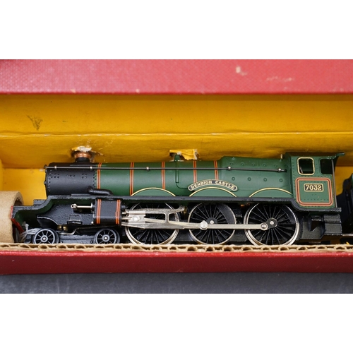 34 - Hornby Dublo Denbigh Castle locomotive with tender in BR green, within custom red box