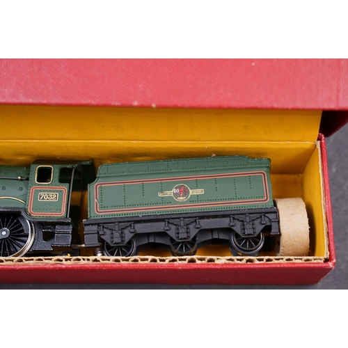 34 - Hornby Dublo Denbigh Castle locomotive with tender in BR green, within custom red box