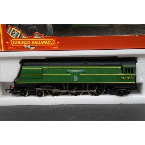 43 - Four boxed OO gauge locomotives to include 3 x Hornby (R2248 Super Deetail BR 2-10-0 Class 9F Locomo... 