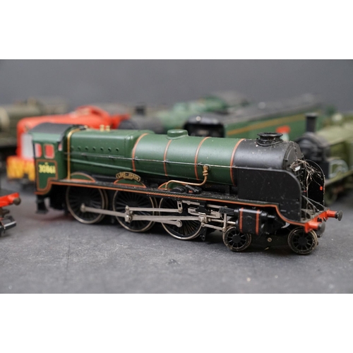 51 - Eight OO gauge locomotives to include Airfix Budleigh Salterton, Triang 2-6-2 BR 82004, Triang R253 ... 