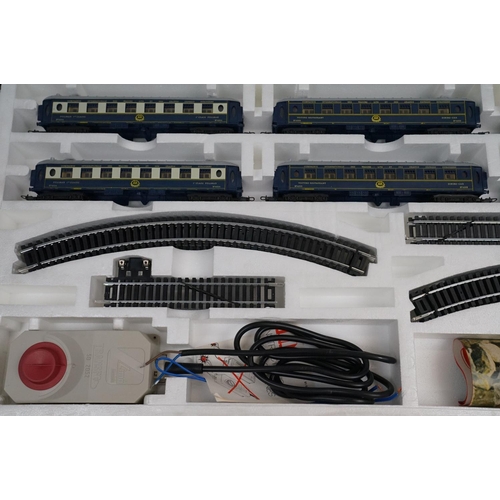 54 - Lima HO Gauge 107004T Orient Express Train Set complete with locomotive, 5 x coaches, train etc, app... 