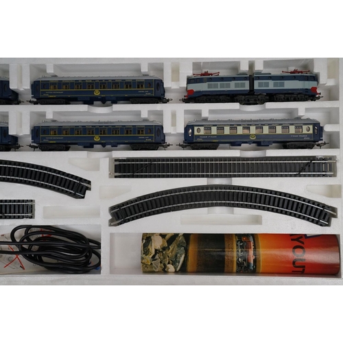 54 - Lima HO Gauge 107004T Orient Express Train Set complete with locomotive, 5 x coaches, train etc, app... 