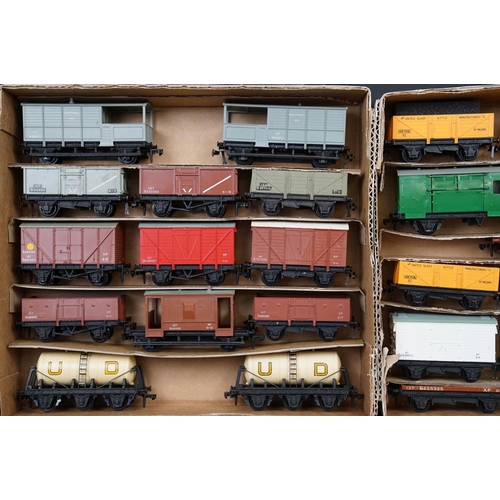 60 - 63 Hornby Dublo items of rolling stock to include wagons, trucks and flatbeds