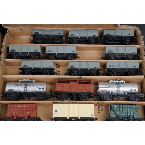 60 - 63 Hornby Dublo items of rolling stock to include wagons, trucks and flatbeds