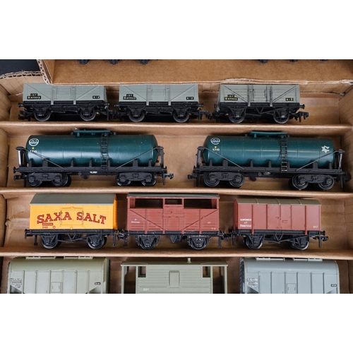 60 - 63 Hornby Dublo items of rolling stock to include wagons, trucks and flatbeds