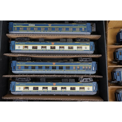 61 - 15 Continental HO gauge items of rolling stock featuring Jouef and Lima featuring Jouef SNCF Post Va... 