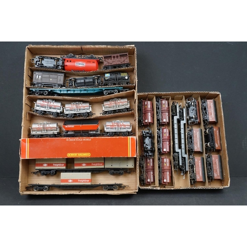 62 - 30 OO gauge items of rolling stock to include a boxed Hornby R633 Freightliner Wagon and containers,... 