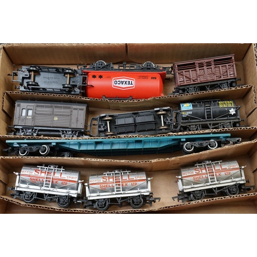 62 - 30 OO gauge items of rolling stock to include a boxed Hornby R633 Freightliner Wagon and containers,... 