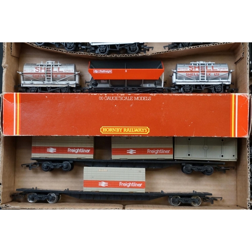 62 - 30 OO gauge items of rolling stock to include a boxed Hornby R633 Freightliner Wagon and containers,... 