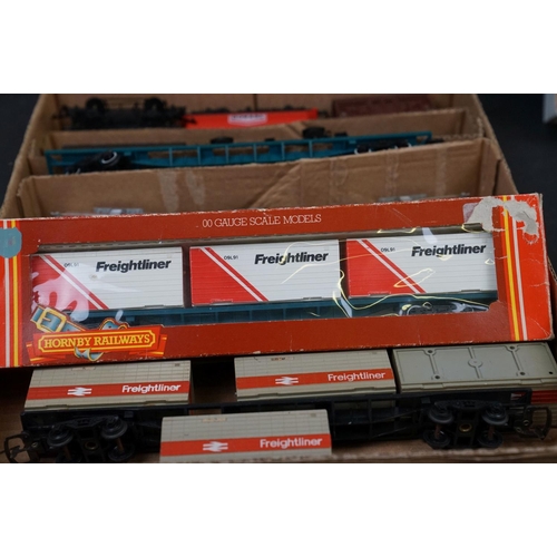 62 - 30 OO gauge items of rolling stock to include a boxed Hornby R633 Freightliner Wagon and containers,... 