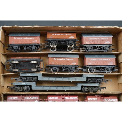 62 - 30 OO gauge items of rolling stock to include a boxed Hornby R633 Freightliner Wagon and containers,... 