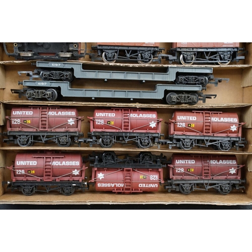 62 - 30 OO gauge items of rolling stock to include a boxed Hornby R633 Freightliner Wagon and containers,... 