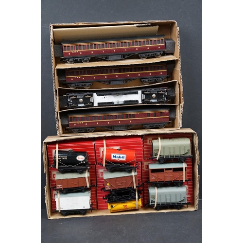 63 - Nine boxed Hornby Dublo items of rolling stock to include 4678 Tank Wagon, 4677 Mobil, 4680 ESSO etc... 