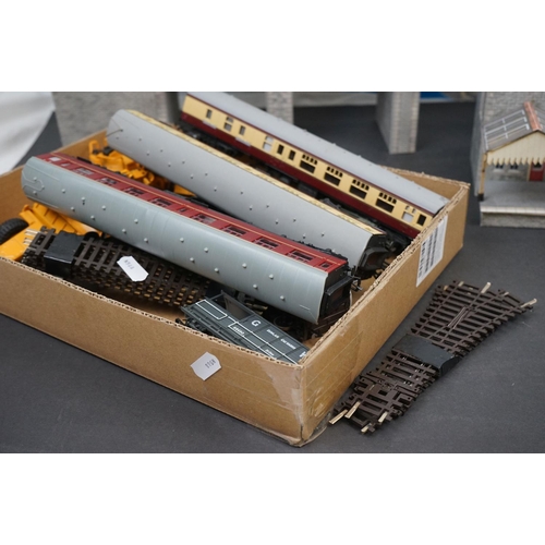 69 - Quantity of OO gauge model railways accessories to include 11 x items of rolling stock featuring Bac... 