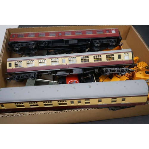 69 - Quantity of OO gauge model railways accessories to include 11 x items of rolling stock featuring Bac... 