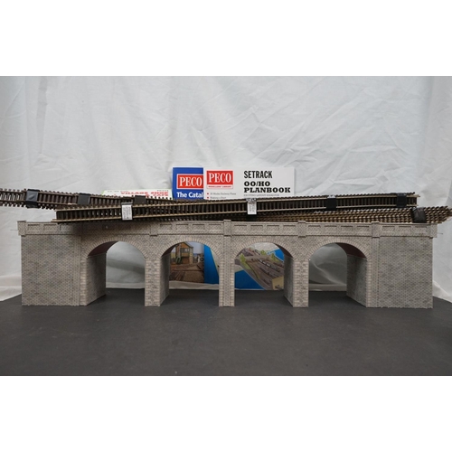 69 - Quantity of OO gauge model railways accessories to include 11 x items of rolling stock featuring Bac... 