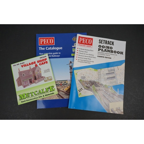 69 - Quantity of OO gauge model railways accessories to include 11 x items of rolling stock featuring Bac... 