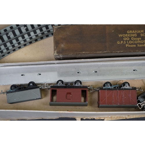 76 - Boxed Graham Farish OO gauge Scale Model Railroad train set with boxed GP5 locomotive & tender, 6 x ... 