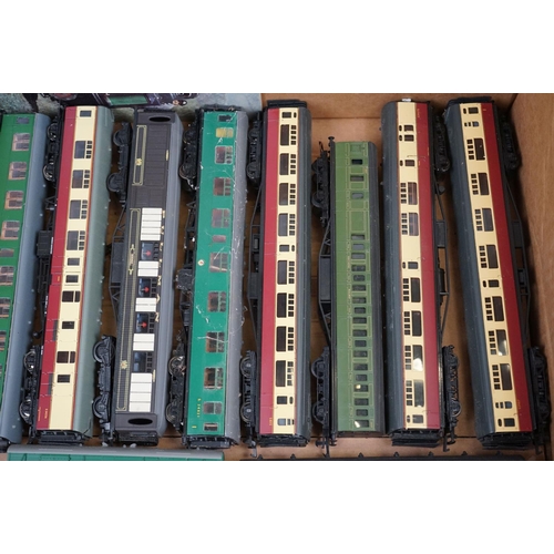 81 - Around 50 OO gauge items of rolling stock to include Hornby Dublo, Hornby, kit built examples etc, c... 