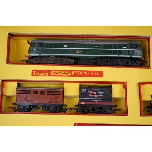 85 - Two boxed Triang Hornby OO gauge RS51 Freightliner electric train sets incomplete but both with D557... 