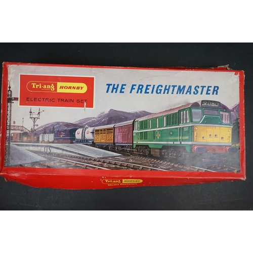 85 - Two boxed Triang Hornby OO gauge RS51 Freightliner electric train sets incomplete but both with D557... 