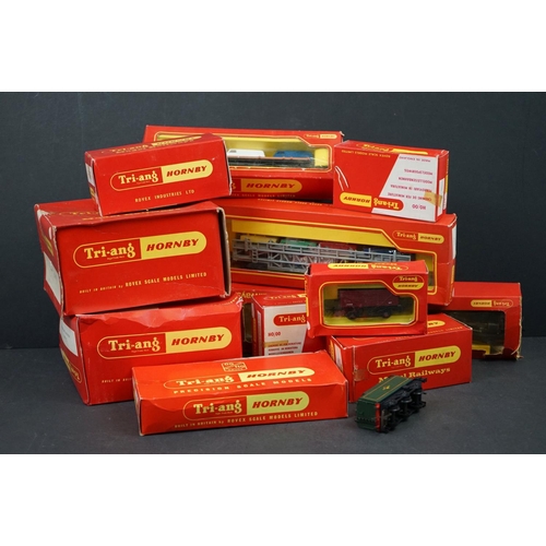 89 - 11 Triang Hornby OO gauge items to include R259S 4-6-2 Britannia Locomotive with R35 Tender, R152 0-... 