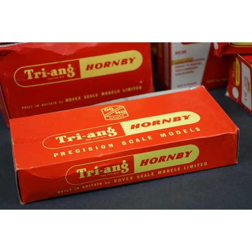 89 - 11 Triang Hornby OO gauge items to include R259S 4-6-2 Britannia Locomotive with R35 Tender, R152 0-... 