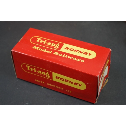 89 - 11 Triang Hornby OO gauge items to include R259S 4-6-2 Britannia Locomotive with R35 Tender, R152 0-... 