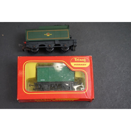 89 - 11 Triang Hornby OO gauge items to include R259S 4-6-2 Britannia Locomotive with R35 Tender, R152 0-... 