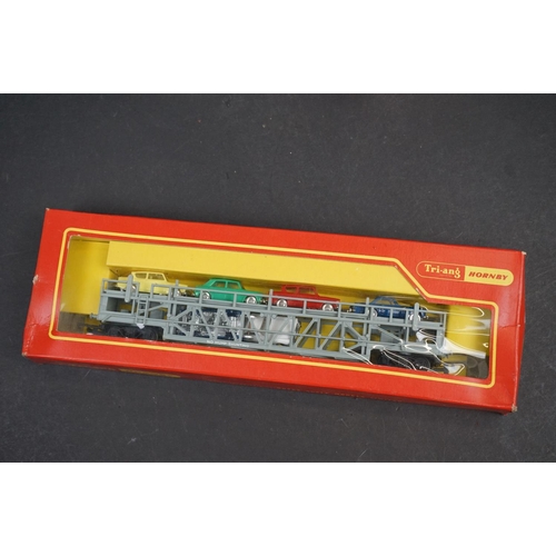 89 - 11 Triang Hornby OO gauge items to include R259S 4-6-2 Britannia Locomotive with R35 Tender, R152 0-... 