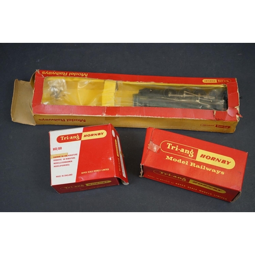 89 - 11 Triang Hornby OO gauge items to include R259S 4-6-2 Britannia Locomotive with R35 Tender, R152 0-... 