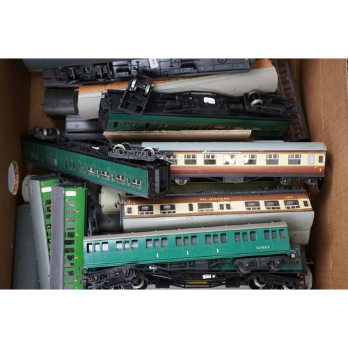 95 - 39 OO gauge items of rolling stock to include kit built, Hornby, Triang etc, all featuring various c... 