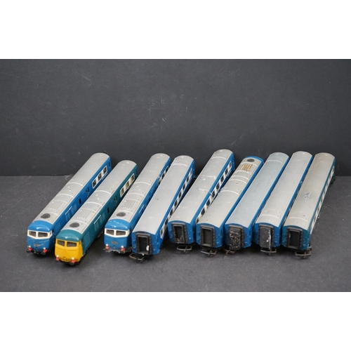 96 - Eight Triang OO gauge items of Pullman rolling stock plus a Triang OO gauge Pullman locomotive (9 it... 