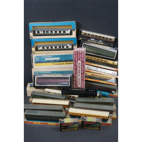 97 - 24 Boxed OO gauge items of rolling stock to include 13 x Grafar and 11 x Graham Farish, condition va... 