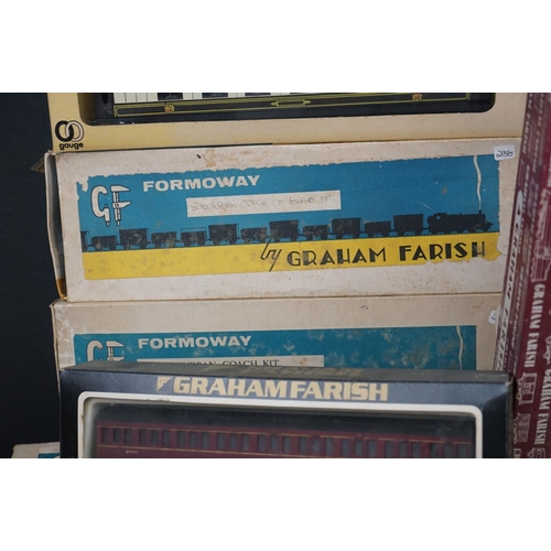 97 - 24 Boxed OO gauge items of rolling stock to include 13 x Grafar and 11 x Graham Farish, condition va... 