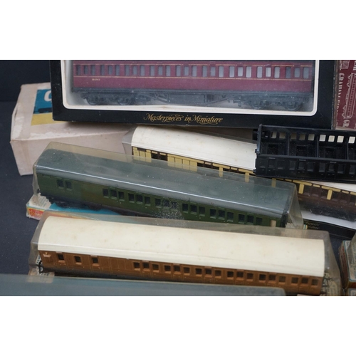 97 - 24 Boxed OO gauge items of rolling stock to include 13 x Grafar and 11 x Graham Farish, condition va... 