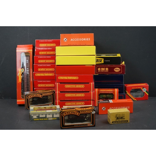 102 - 31 Boxed OO gauge items of rolling stock to include 19 x Hornby, Wrenn x 2, Bachmann x 3, Mainline x... 