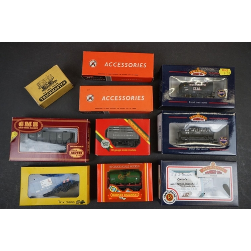 102 - 31 Boxed OO gauge items of rolling stock to include 19 x Hornby, Wrenn x 2, Bachmann x 3, Mainline x... 