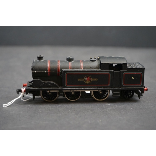 104 - Boxed Hornby Dublo 2 rail 2217 0-6-2 Tank Locomotive BR