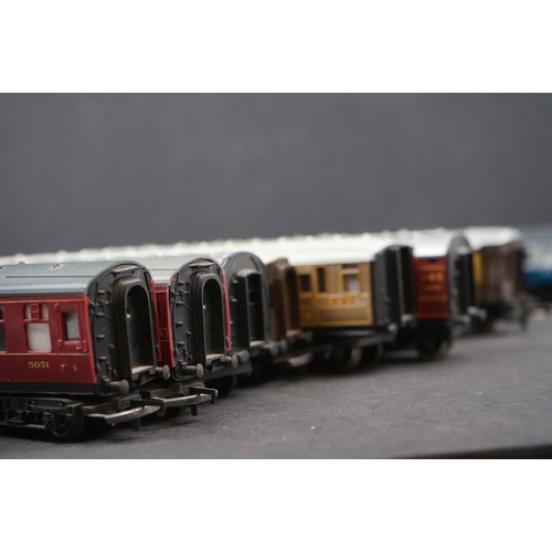 105 - 17 OO gauge items of rolling stock all coaches with 2 x Hornby Royal Mail coach, featuring Triang, &... 