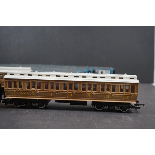 105 - 17 OO gauge items of rolling stock all coaches with 2 x Hornby Royal Mail coach, featuring Triang, &... 