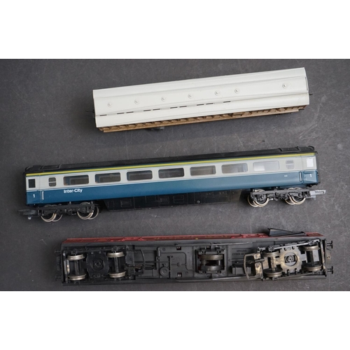 105 - 17 OO gauge items of rolling stock all coaches with 2 x Hornby Royal Mail coach, featuring Triang, &... 