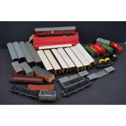 107 - 33 Horby Dublo items of rolling stock to include 2 x boxed coaches, featuring tankers, wagons, flatb... 