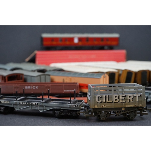 107 - 33 Horby Dublo items of rolling stock to include 2 x boxed coaches, featuring tankers, wagons, flatb... 